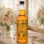 Butelki 500 ml z nalewką na weselnym stole