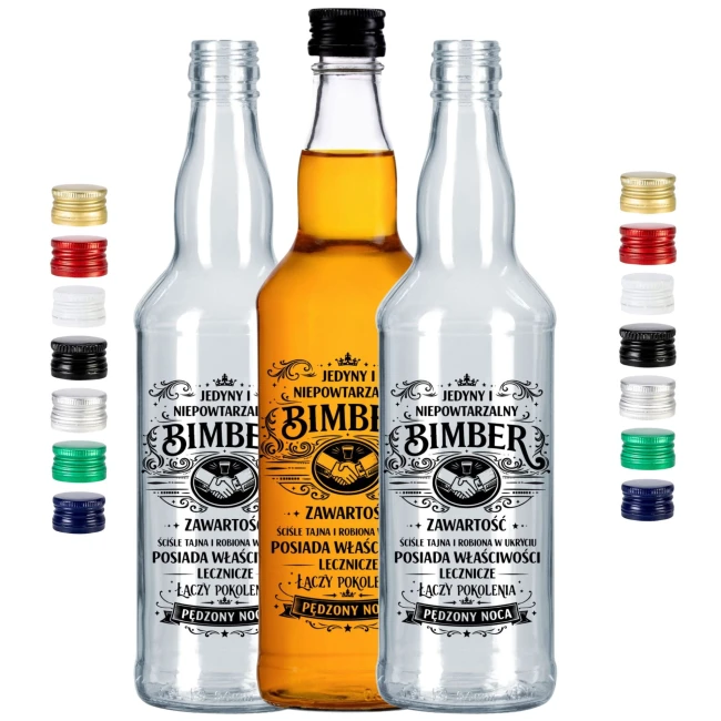 Butelki 500 ml ze swojskim bimbrem na stole