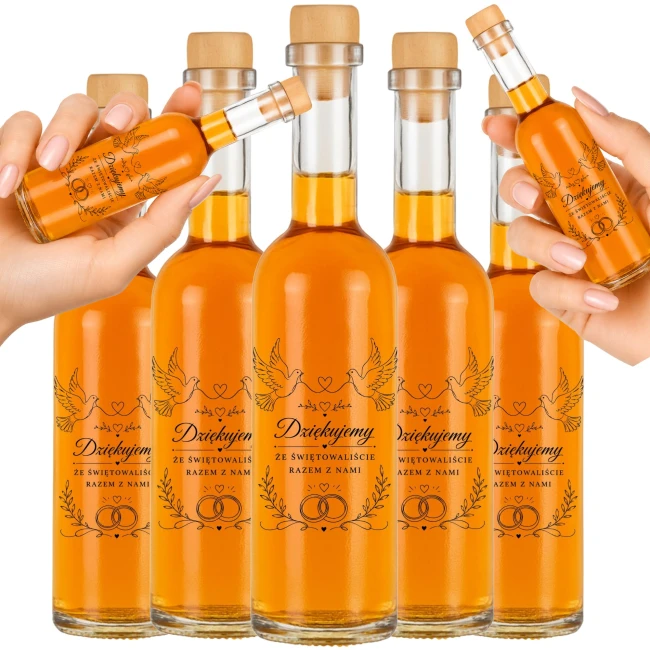 Buteleczki 100 ml na nalewkę ustawione w rzędzie
