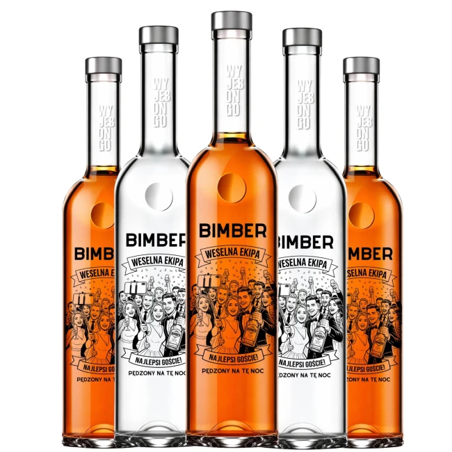 Szklana butelka bimbrownicza 0.5l z trwałym nadrukiem przedstawiającym rozbawionych gości robiących selfie na weselu.