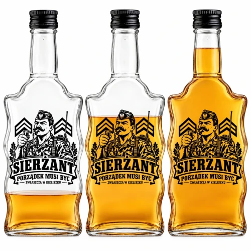 Trzy butelki Fala 500 ml Sierżant – pusta, napełniona do połowy i pełna nalewki